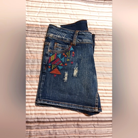 Celebrity Pink Junior's Sz 5 Low Rise Distressed Embroidered Stretch Jean Shorts - Picture 4 of 9
